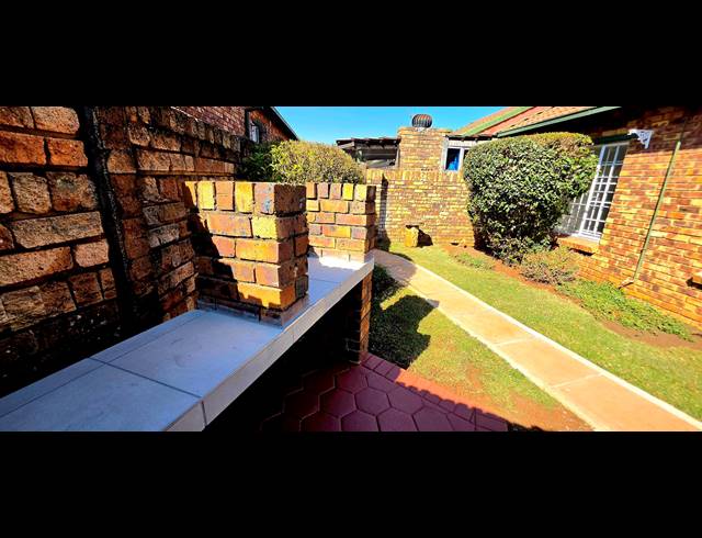 2 BEDROOM TOWNHOUSE FOR SALE IN DIE HOEWES